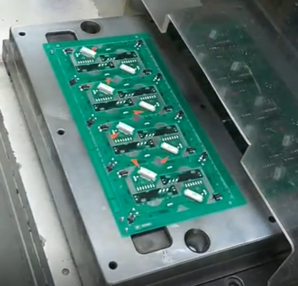 1744602395.png 冲压分板机模具.png